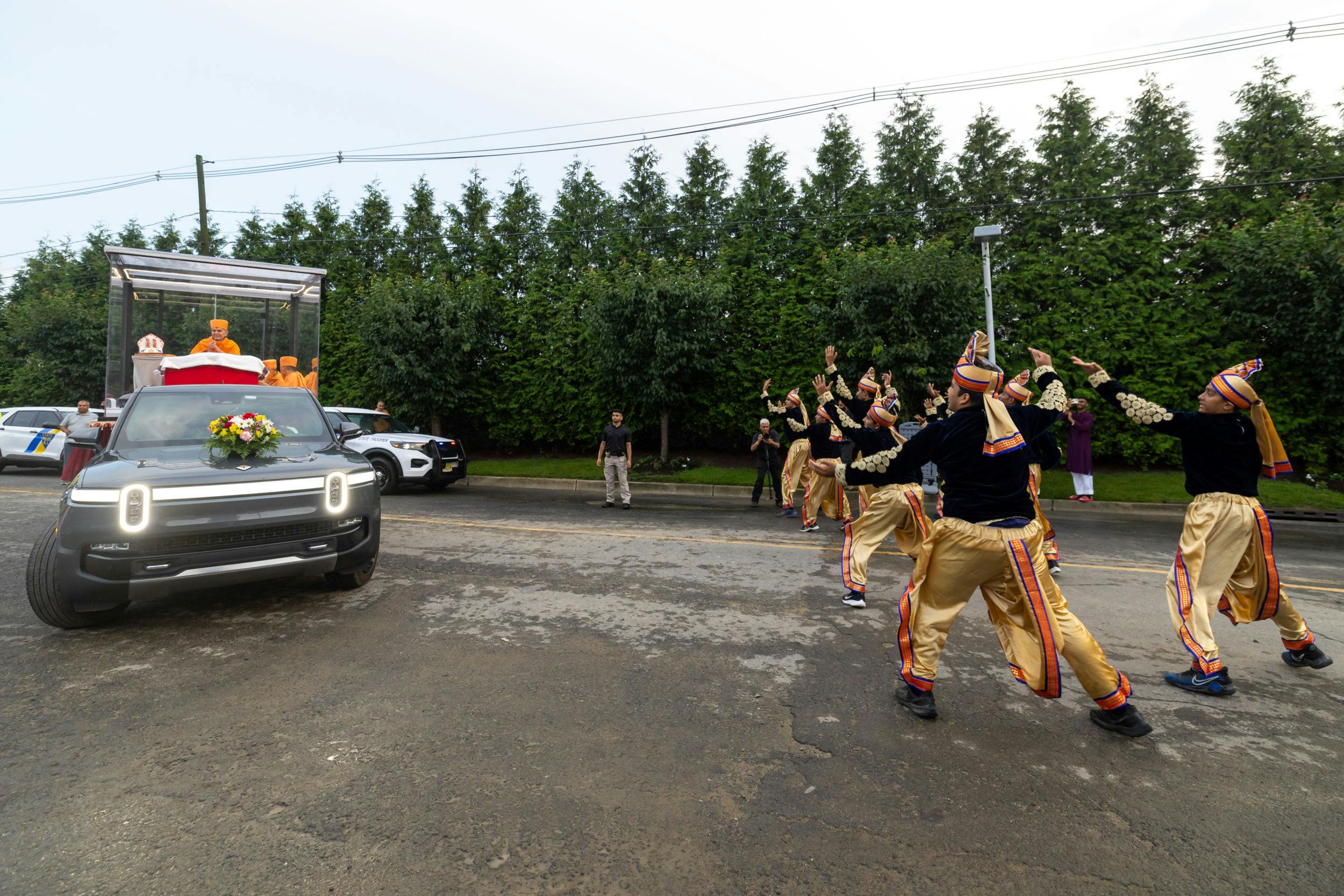 Youths enthusiastically celebrate Swamishri's arrival with a vibrant welcome dance