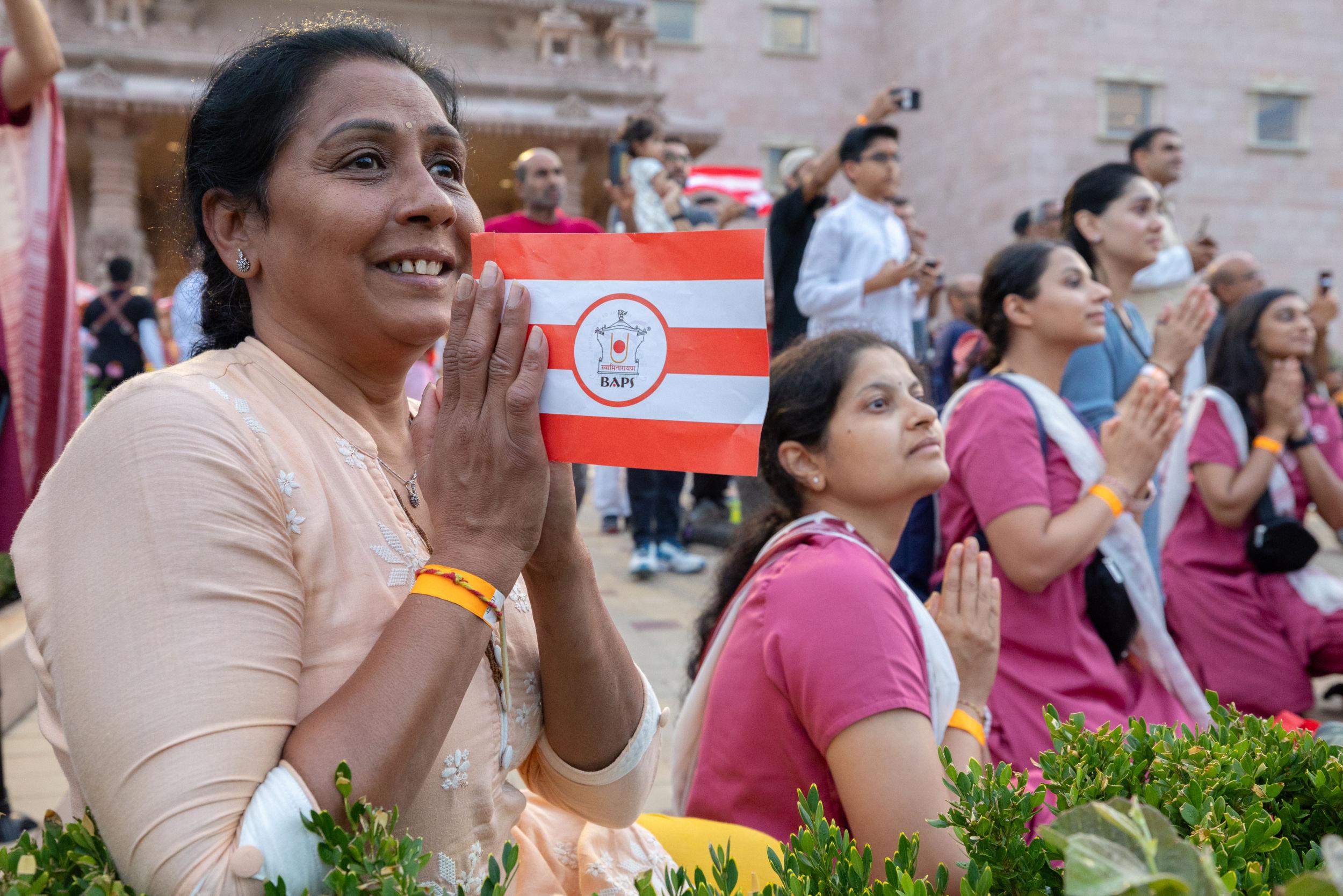 Devotees engrossed in the darshan of Swamishri.