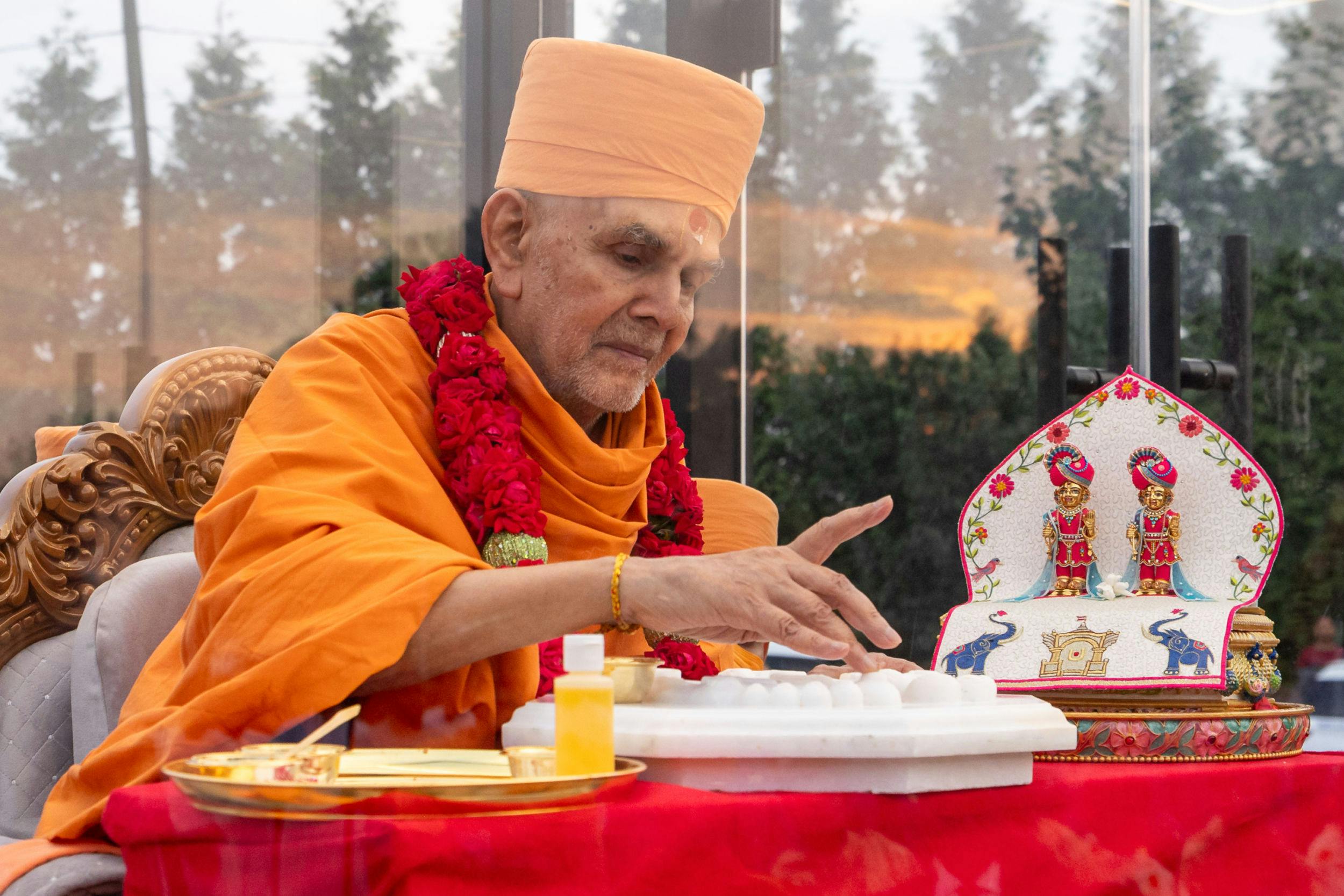 Swamishri sanctifies the marble replica of the holy charnarvind (lotus feet) of Bhagwan Swaminarayan