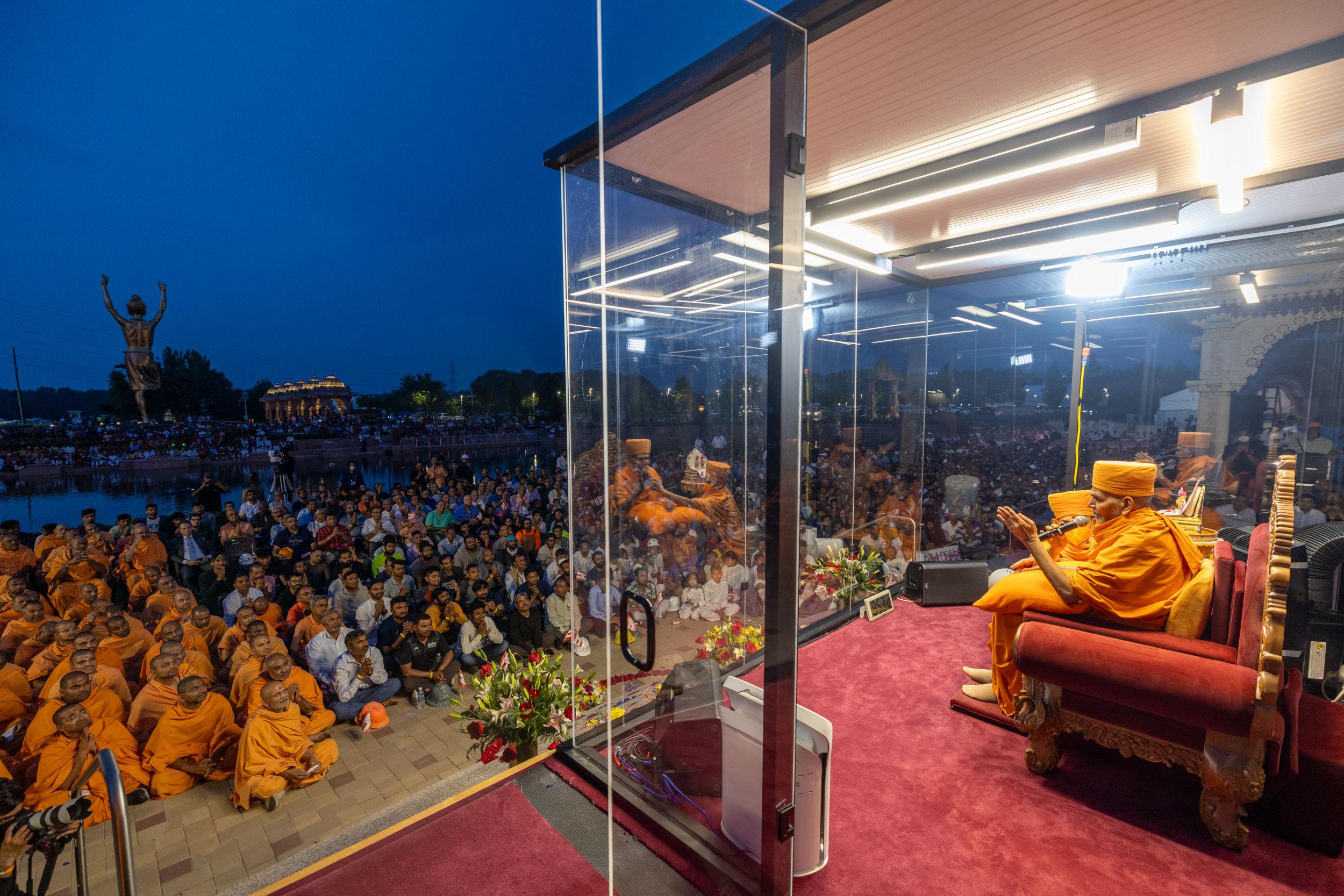 Swamishri begins by bestowing his blessings upon the assembly, expressing appreciation for the dedicated services rendered by the volunteers.