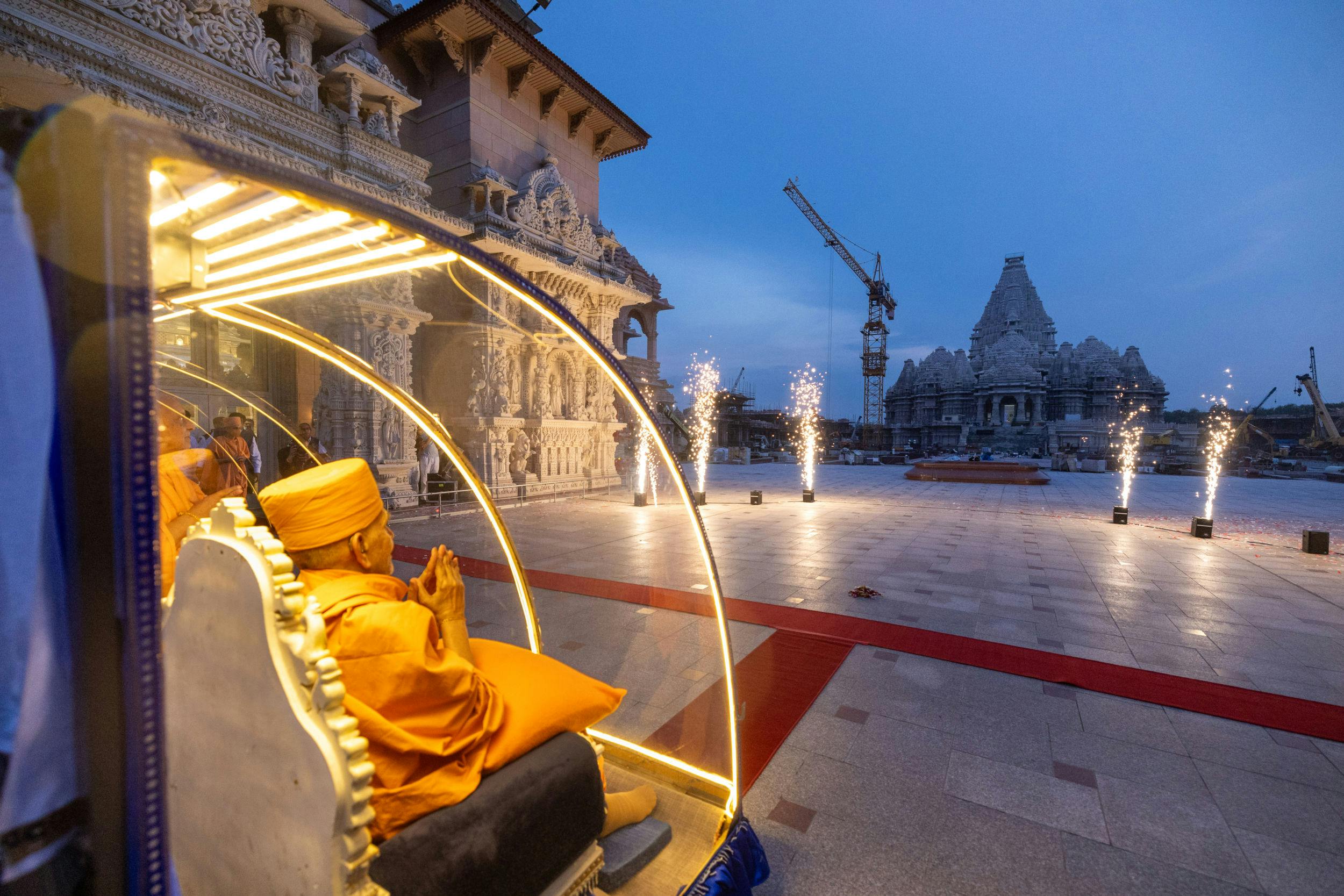 Swamishri views the Akshardham Mahamandir