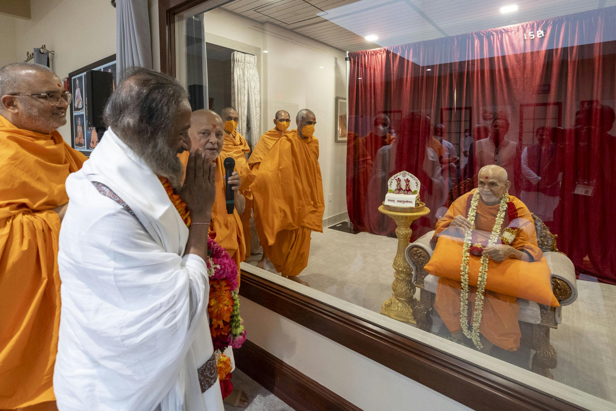 Gurudev Sri Sri Ravishankar meets with HH Mahant Swami Maharaj.