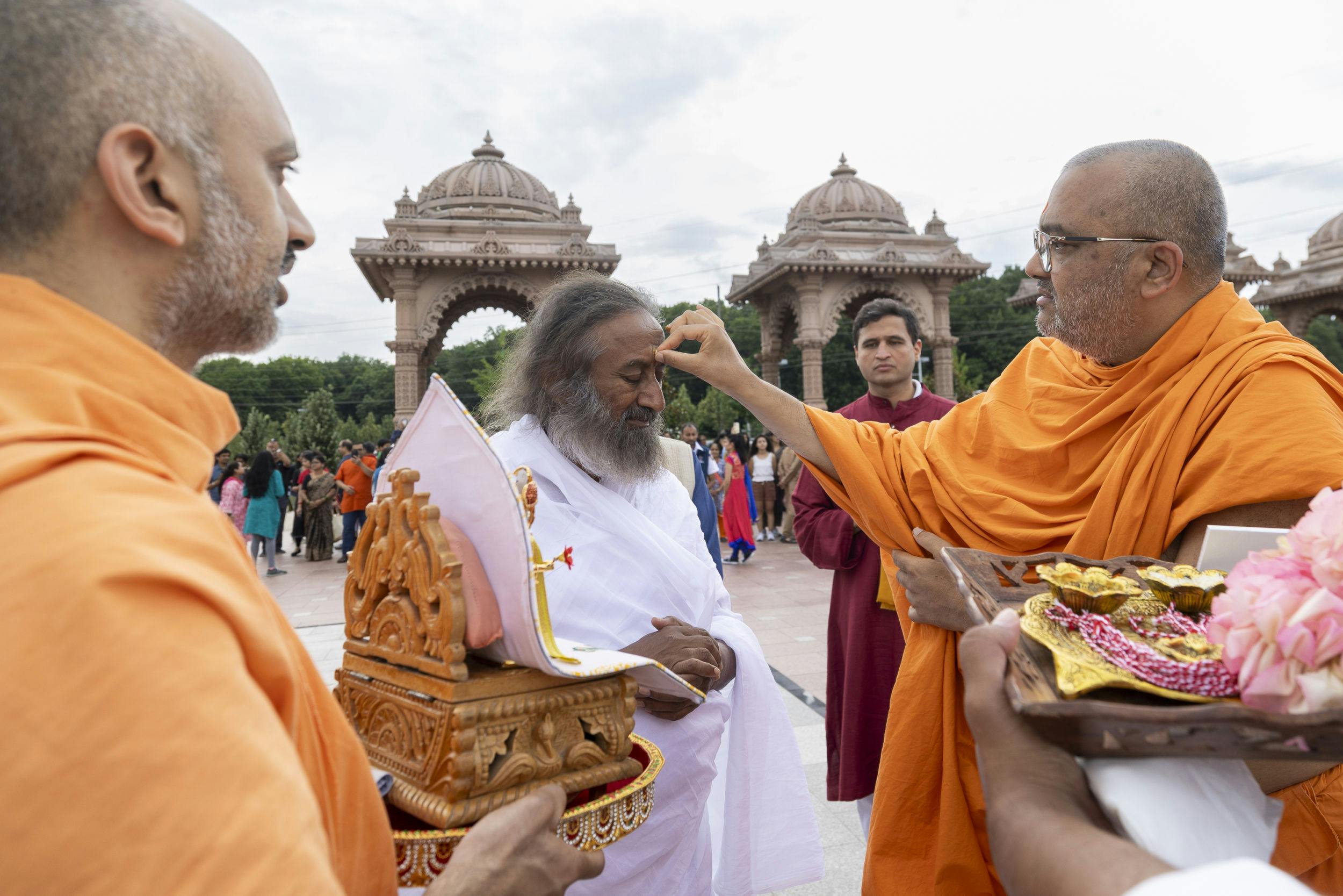 Gurudev Sri Sri Ravishankar is welcomed to the BAPS Swaminarayan Akshardham complex by Mahāmahōpādhyāya Bhadreshdas Swami.