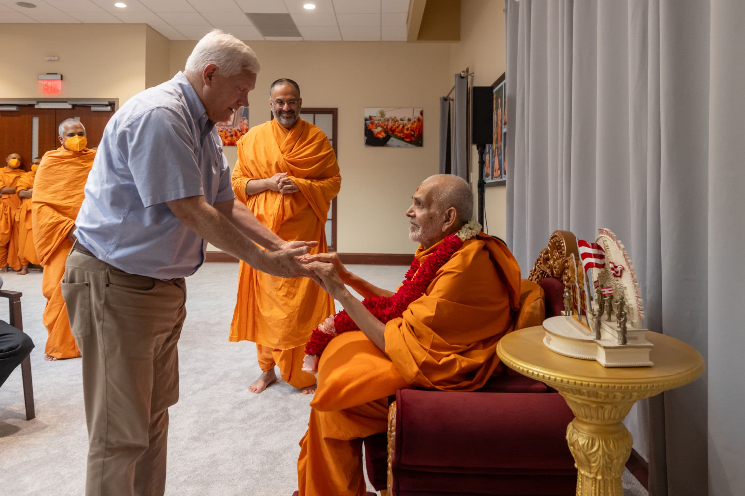 Congressman Pete Sessions meets HH Mahant Swami Maharaj.